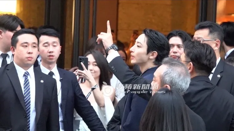 李洙赫一步出貴婦百貨，便向大家揮手鞠躬致意感謝。特勤中心攝