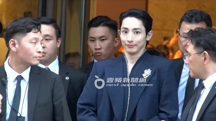 面對千名太子妃尖叫吶喊，李洙赫露出有些驚喜害羞的表情。特勤中心攝