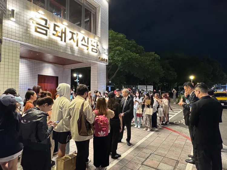 韓國男神李洙赫即將前往昨剛開幕的「金豬食堂」慶功，上百太子妃已相當守秩序的排排站。特勤中心攝