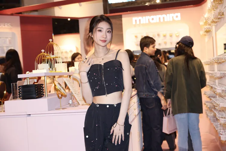 陳華以酷辣中空裝疊戴miramira飾品現身。彭欣偉攝