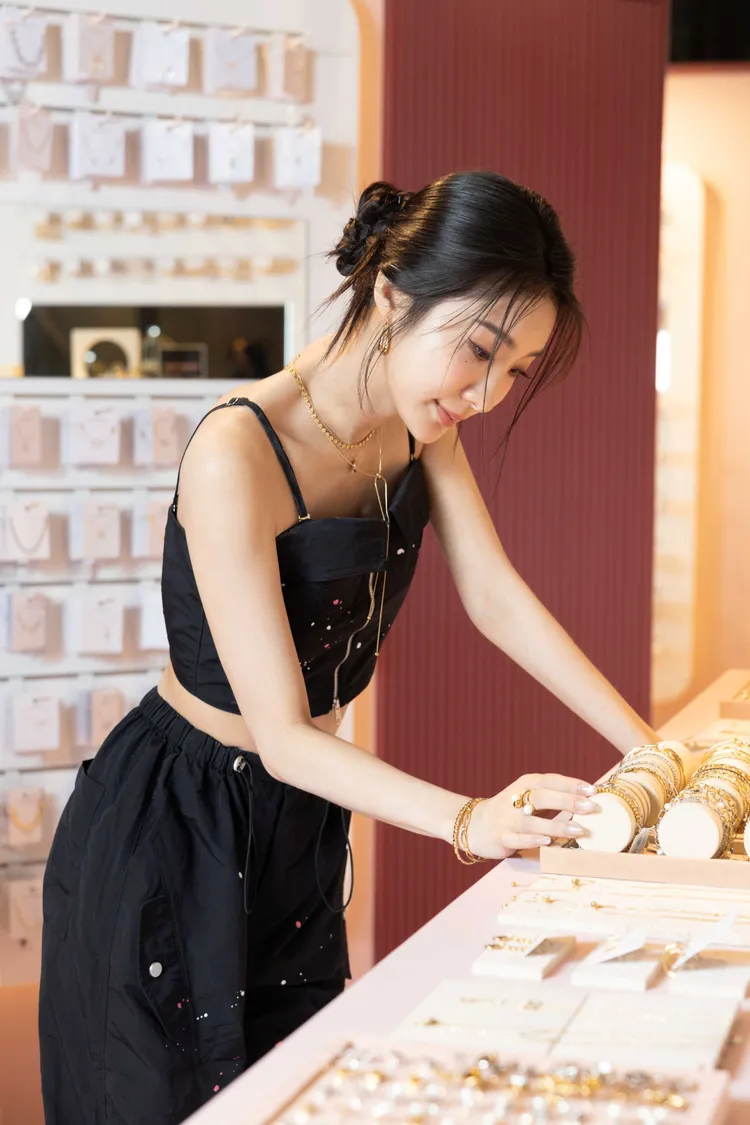身為飾品控的陳華今日搶先逛起miramira快閃店。品牌提供