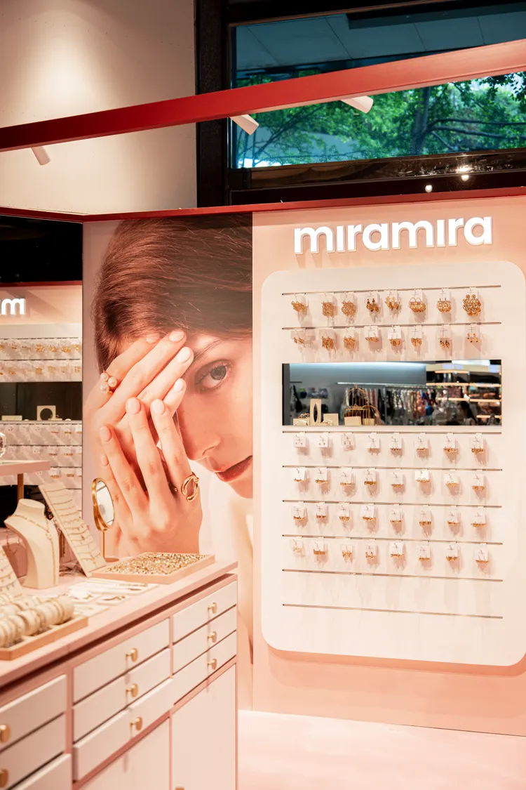 一整面首飾牆成為飾品控的天堂。品牌提供