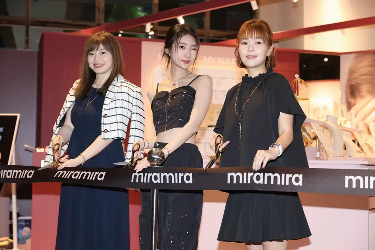 錦達貿易股份有限公司董事長楊允瑋（左起）、陳華、錦達貿易股份有限公司副總經理 Mico一同為快閃店剪綵。彭欣偉攝