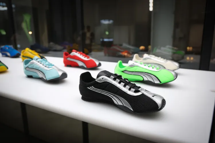 H-STREET將PUMA招牌彎刀Logo改以銀色線條呈現出速度感。品牌提供