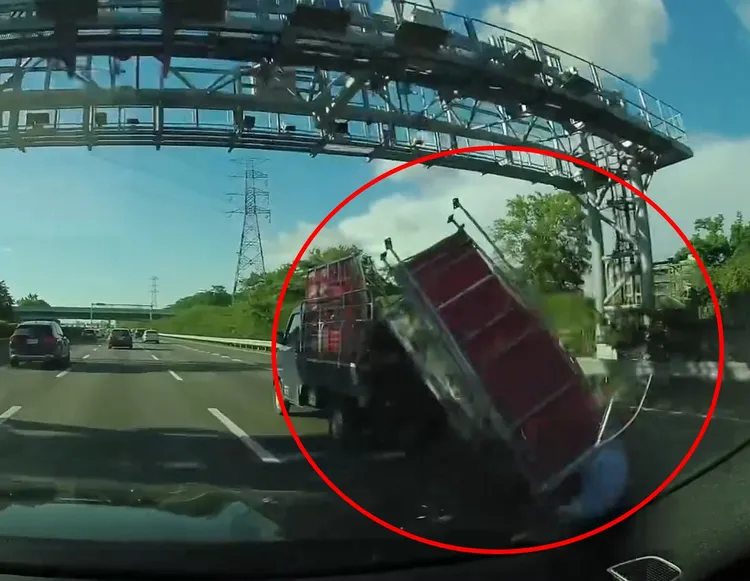 國道飛落花圈鐵架，嚇壞一對夫妻。翻攝 threads