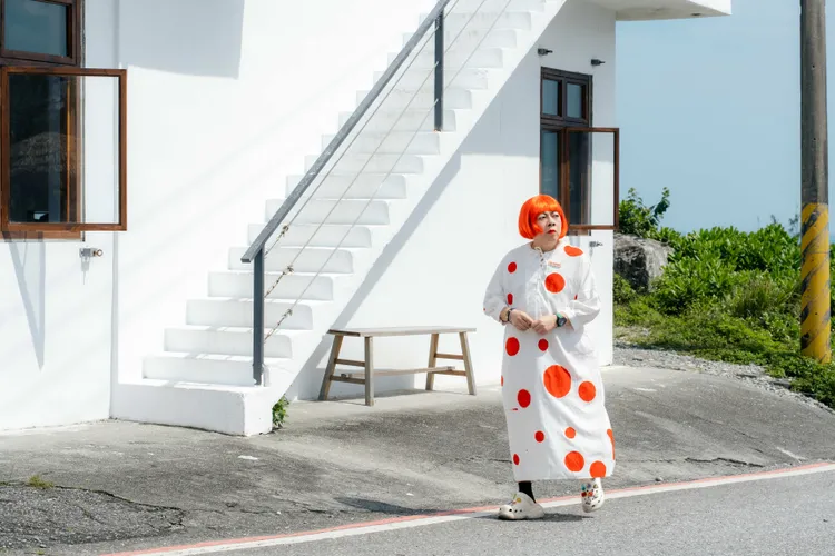 董至成裝扮成經典造型「草間彌生」現身。好看娛樂提供