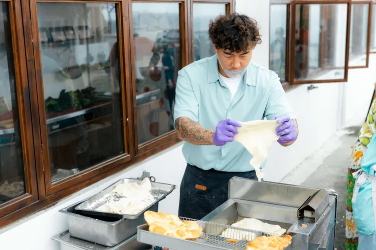 郭泓志發現餅皮撕不開，全都沾黏在一起。好看娛樂提供