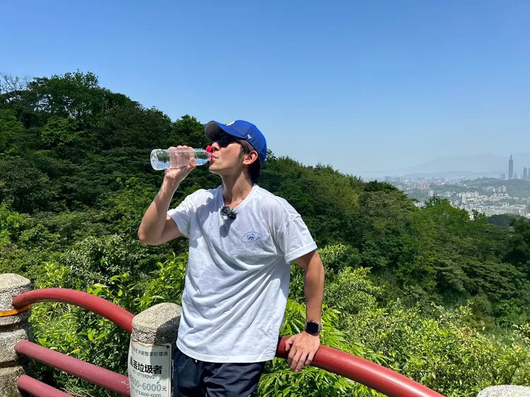 修杰楷路邊喝水休息。《修TIME》提供