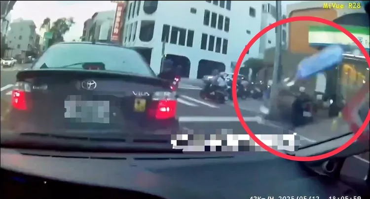 撞擊當下力道不小，洋男轎車上物品都噴飛。翻攝照片