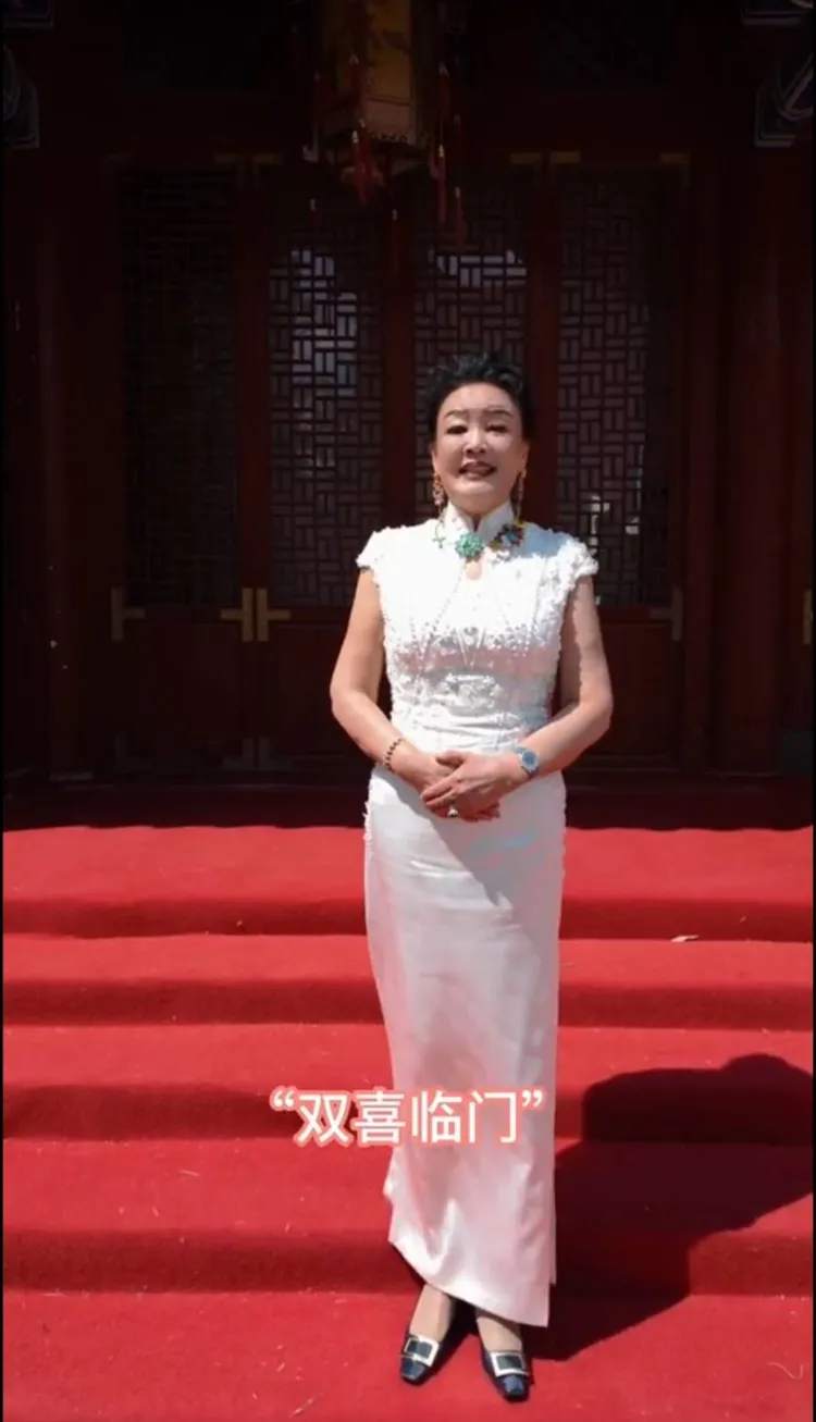 張蘭在祝賀影片說了「雙喜臨門」4個字，引發外界關注。翻攝張蘭俏江南創辦人微博