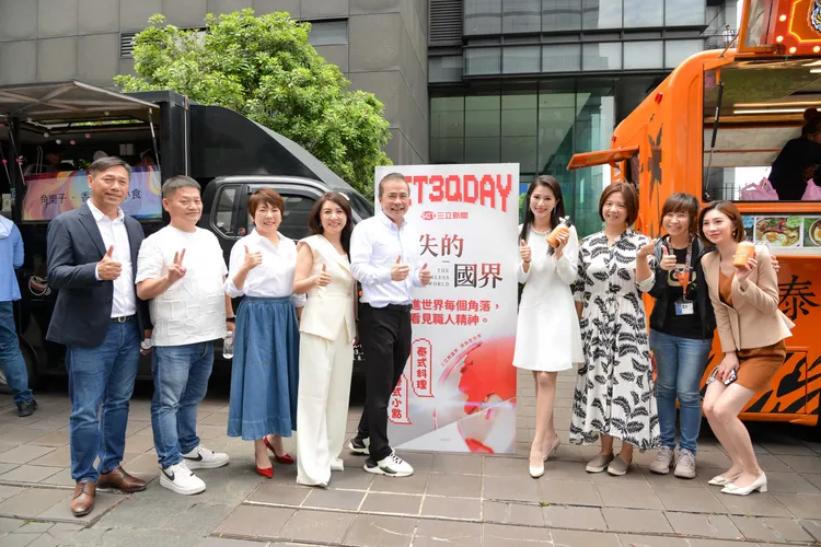 張榮華與主播群開心合影。三立提供