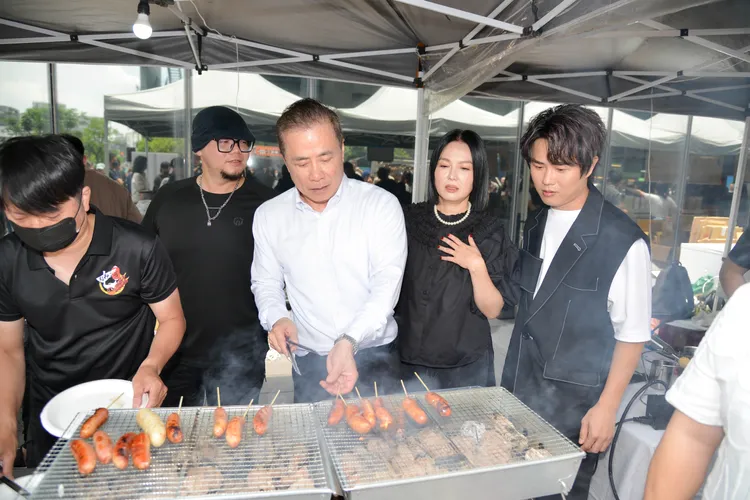 陳孟賢（右起）有消費保證，苗可麗推薦進《我們這一攤3》。三立提供