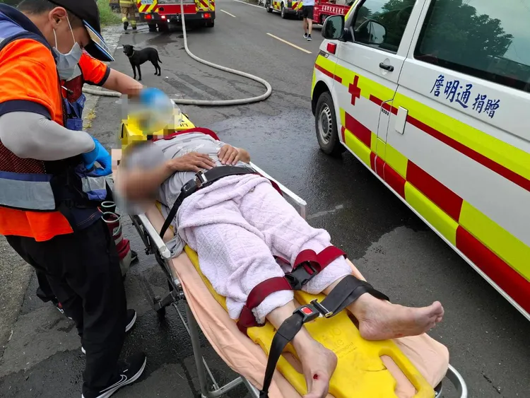 60歲沈婦自3樓跳下，造成右手臂撕裂傷，由救護車後送醫救治。翻攝畫面