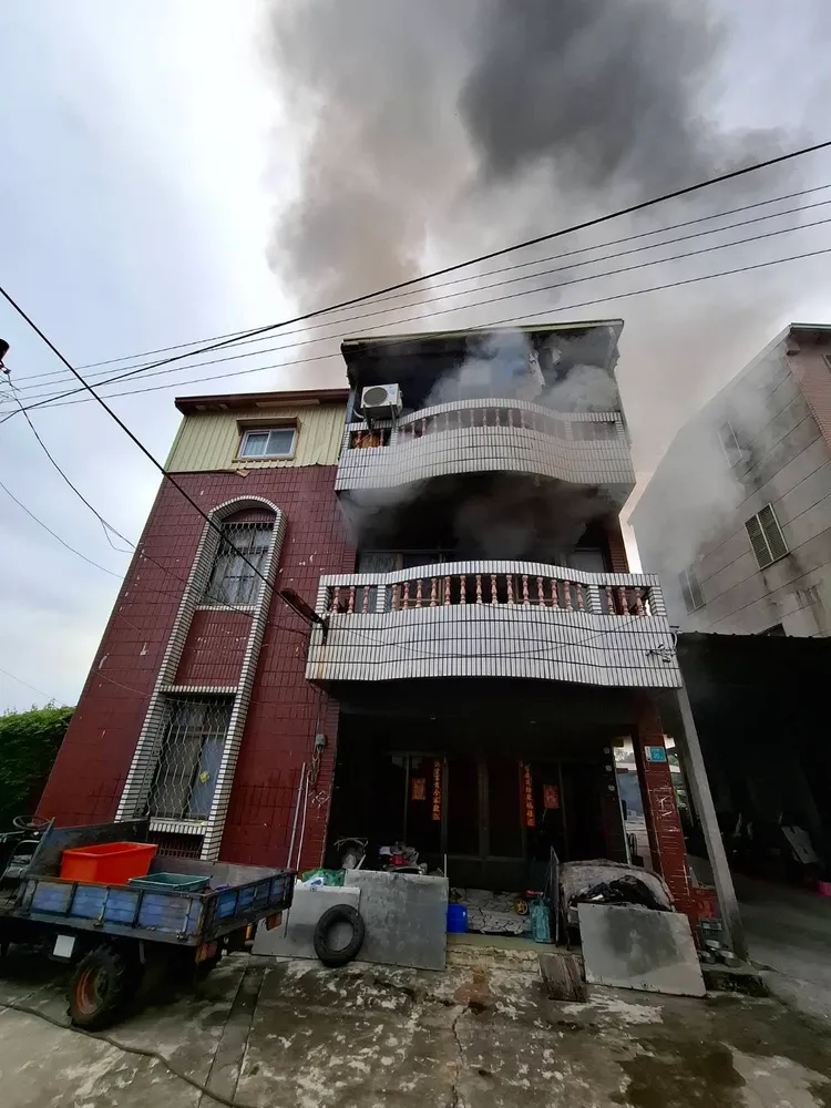 火勢延燒到前方3樓RC住宅建物。翻攝畫面