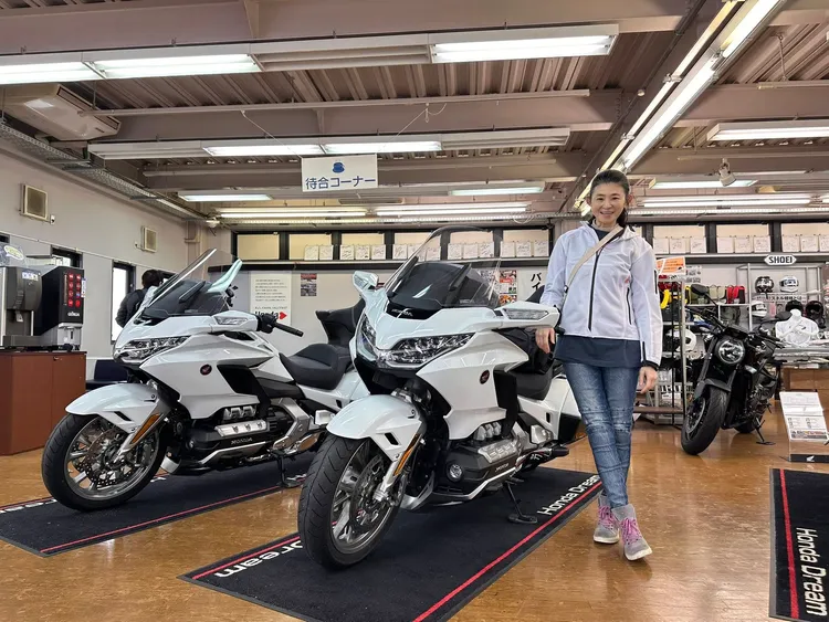 蘇宗怡乘坐配備加熱功能休旅款重機。TVBS提供