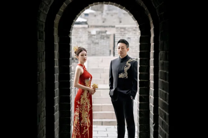 汪小菲及馬筱梅上長城拍婚紗。翻攝時尚新娘官方微博