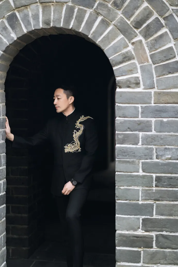 汪小菲在長城上擺Pose。翻攝時尚新娘官方微博