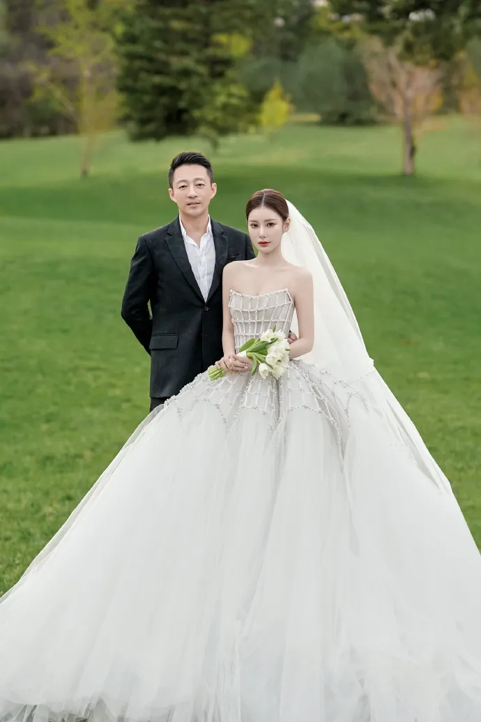 汪小菲、馬筱梅在草地拍美照。翻攝時尚新娘官方微博