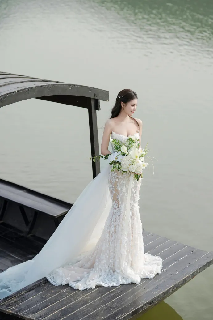 馬筱梅選貼身禮服展現身材。翻攝時尚新娘官方微博