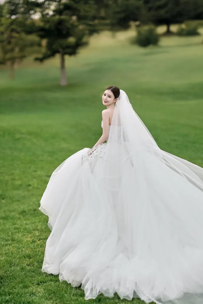 馬筱梅的另一套公主式禮服。翻攝時尚新娘官方微博