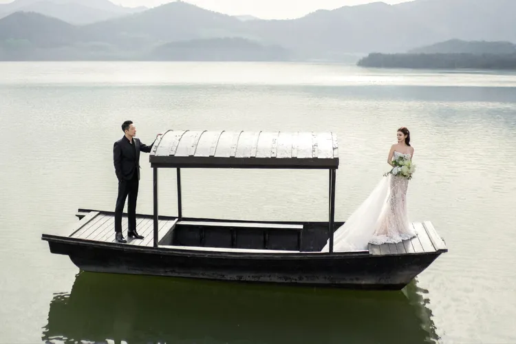 汪小菲、馬筱梅婚紗照拍得古意盎然。翻攝時尚新娘官方微博