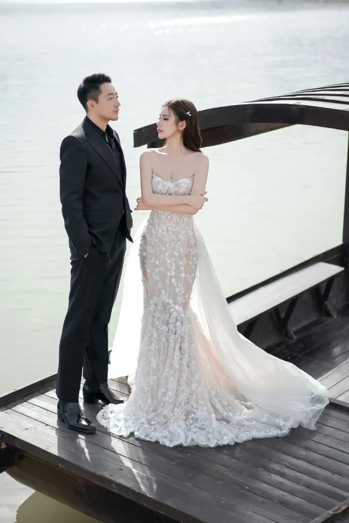 汪小菲、馬筱梅登上小船。翻攝時尚新娘官方微博