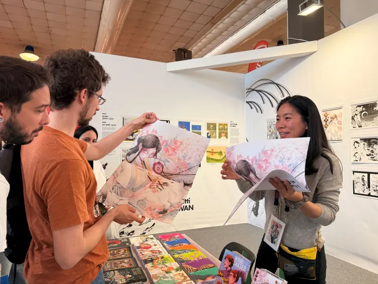 台灣館現場工作人員向義國讀者熱情解說。駐義大利代表處文化組提供