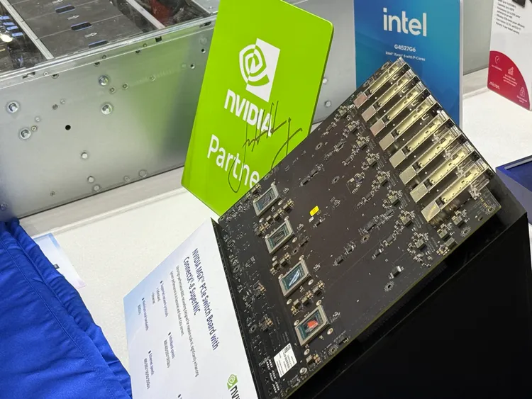 最新MGX AI 伺服器，搭載NVIDIA ConnectX-8 SuperNIC 卡。呂承哲攝