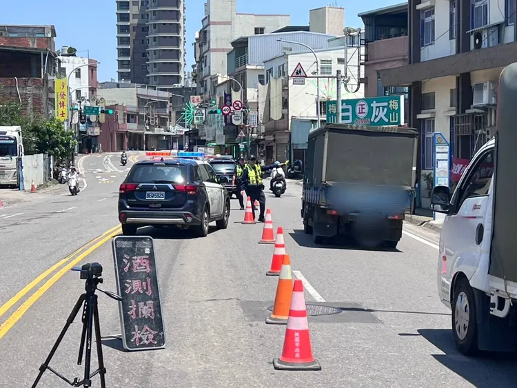 警方加強路攔檢。八德警分局提供
