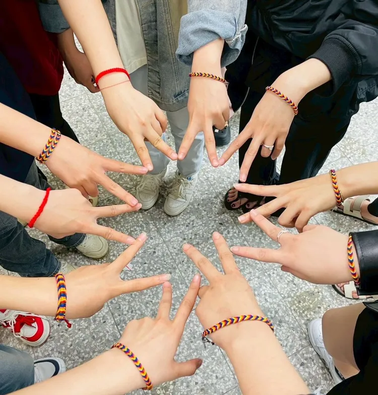 學生們五彩手繩編織。開南大學提供