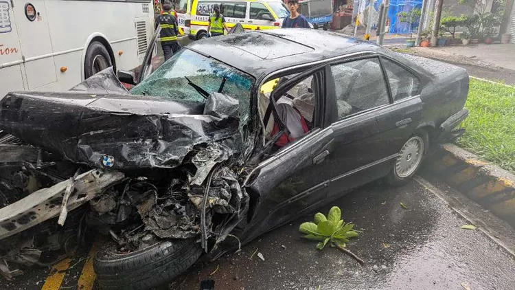 汽車車頭撞爛凹陷。消防局提供