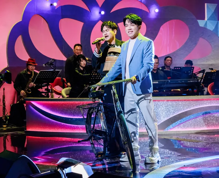 吳俊宏（左）、許志豪合唱《燒肉粽》，兄弟一起賣肉粽。中視提供