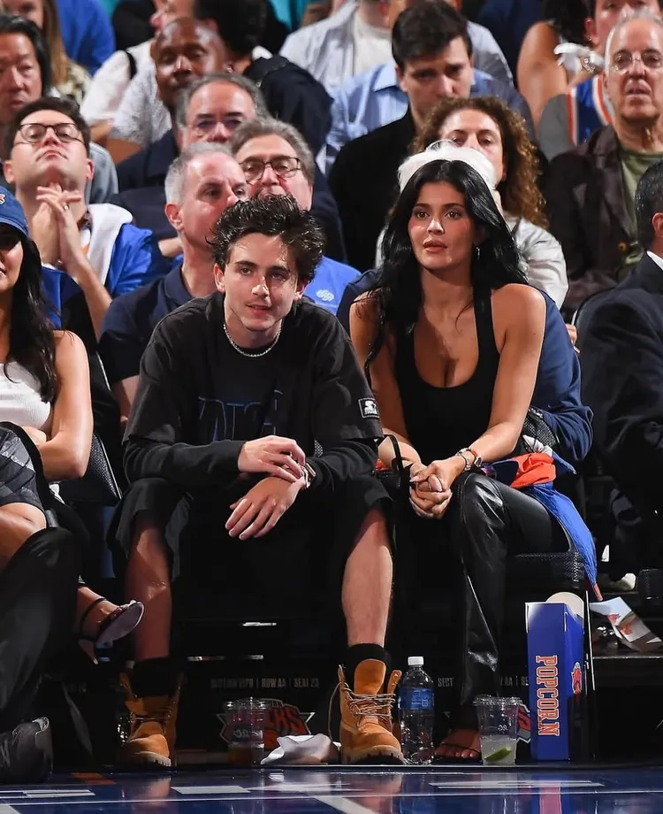 「甜茶」（左）戴卡地亞項鍊和金錶觀看NBA季後賽。翻攝gallerie_224 IG