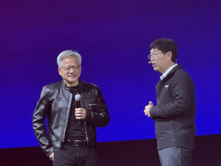 輝達執行長黃仁勳（左）與鴻海董事長劉揚偉（右）從AI科技聊到黃仁勳情史。呂承哲攝