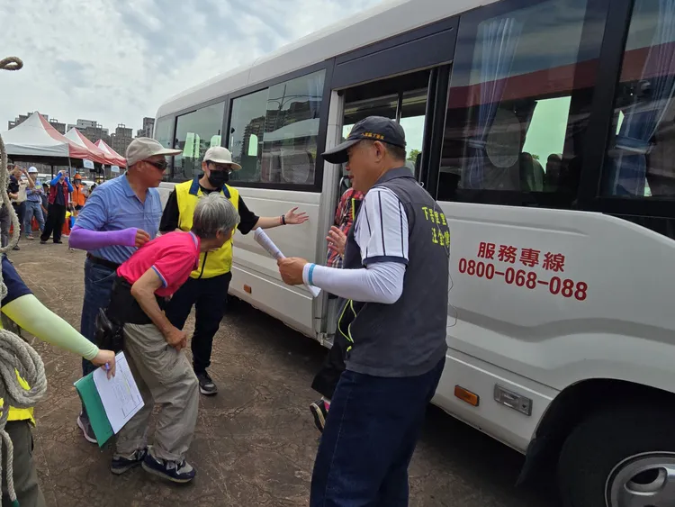 協作中心負責統籌各項救災與里民安置作業。公所提供