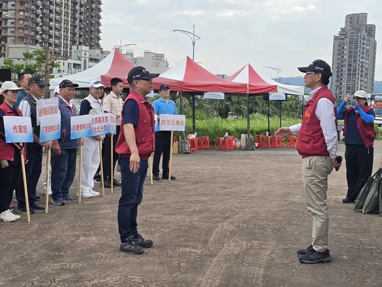 區長林銚傑即刻指示成立災害應變中心，並於市民活動中心啟動前進指揮所，同步設置防災協作中心作為災中整合指揮樞紐。公所提供