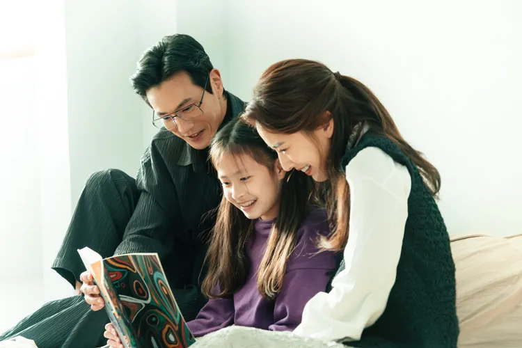 鍾承翰（左）、周采詩（右）飾演育有一女的中年夫妻。偉大文化提供