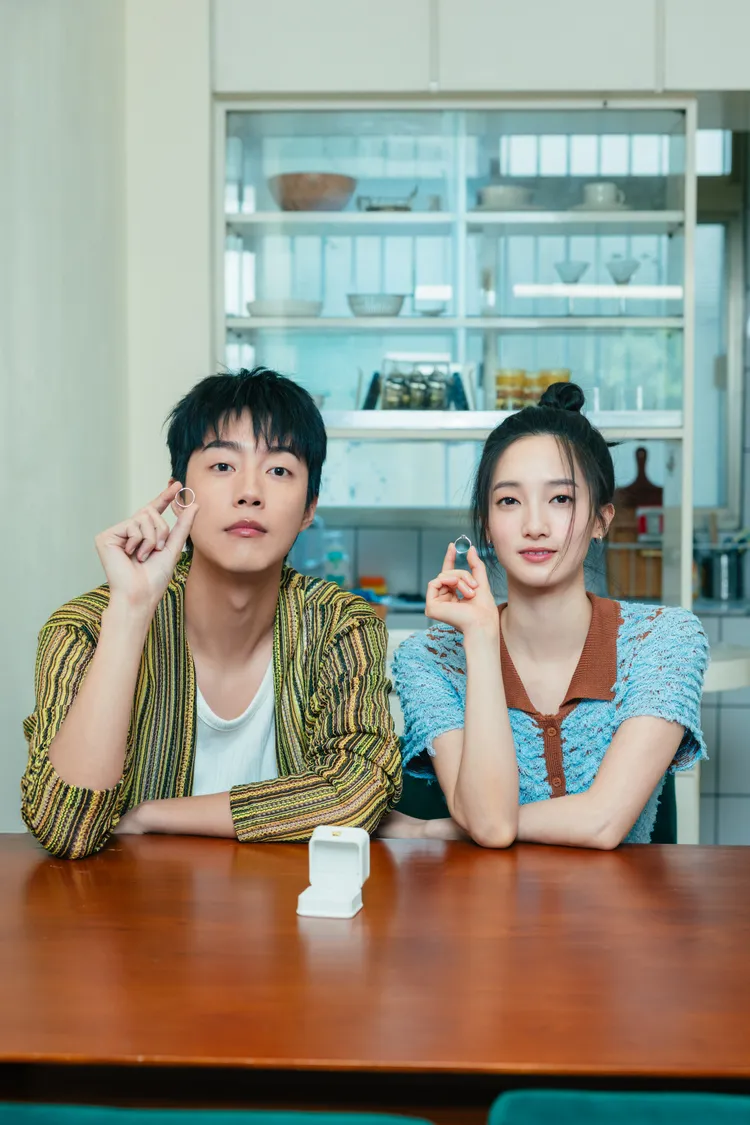 蔡凡熙（左）與韓寧飾演即將步入婚姻的年輕情侶。偉大文化提供