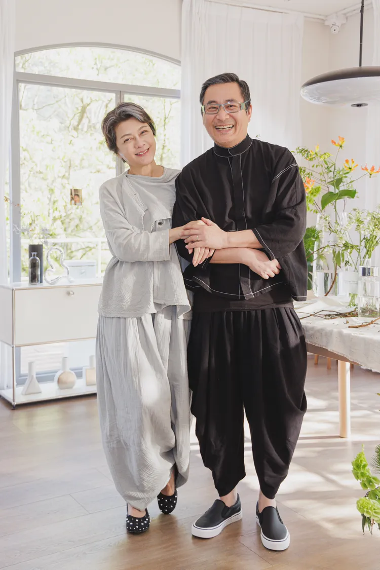 湯志偉（右）與葛蕾詮釋熟齡夫妻。偉大文化提供