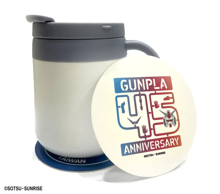《THE GUNDAM BASE TAIWAN》桃園、台中快閃店現場將推出專屬限量贈品活動。圖為兩款台灣鋼彈旗艦店限定的杯墊組。業者提供