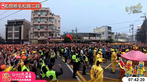 白沙屯媽祖中午停駕田中鎮公所 頭旗快衝到社頭!網笑「又被放生了」
