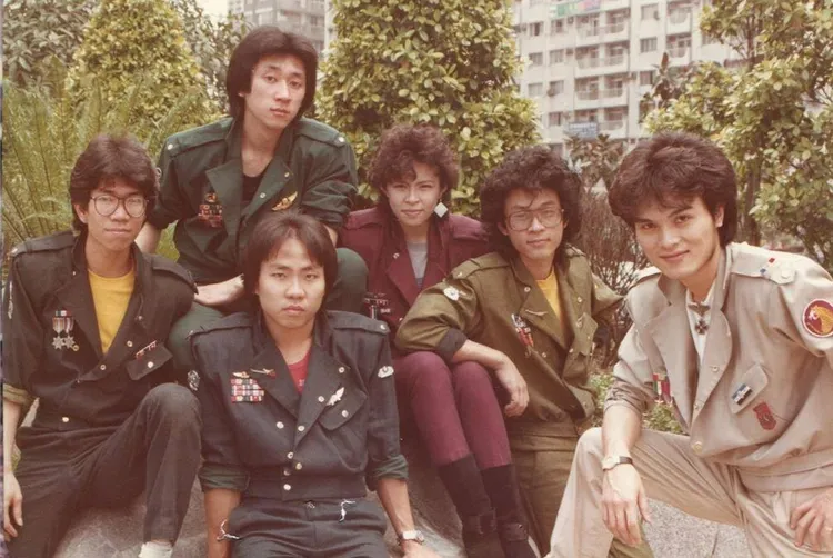 鄭怡昔日與幻眼合唱團合唱，右是主唱薛岳，左二前是韓賢光。翻攝鄭怡臉書