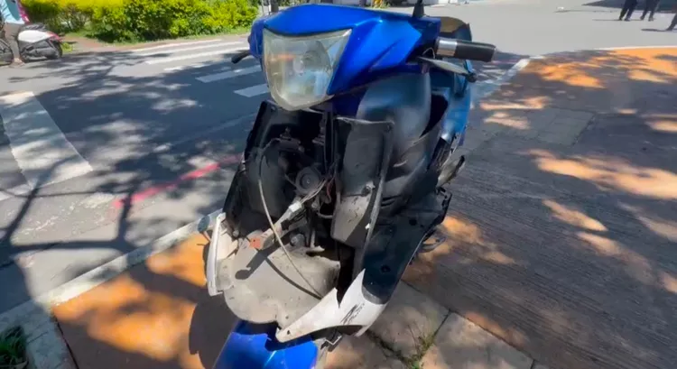 老翁騎乘的電動車嚴重毀損。民眾提供