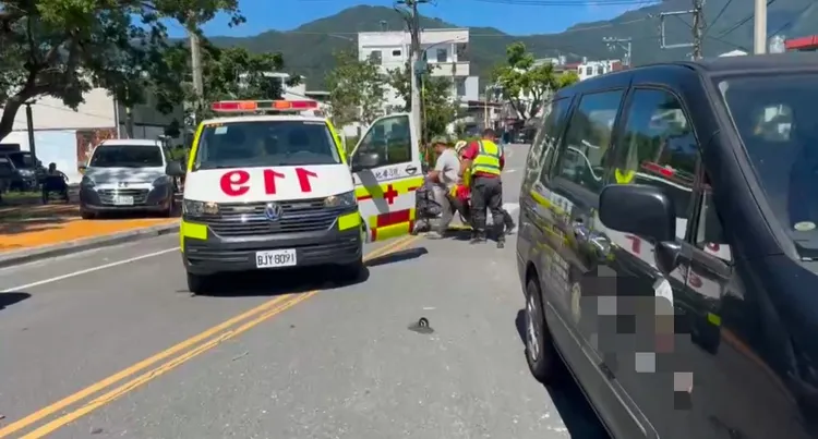 救護車趕抵現場救人。民眾提供