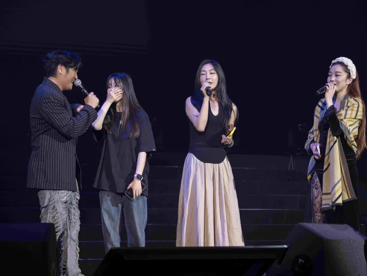 曹格（左）邀3名女粉絲充當「茱麗葉」合唱。滾石唱片提供