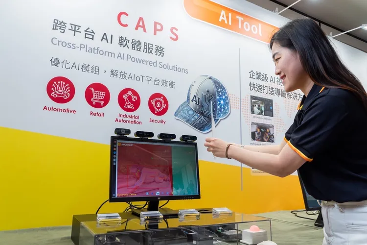 擷發科技備受矚目的「跨平台 AI 軟體服務 CAPS」具備高度延展性，整合兩大核心能力：Edge AI 解決方案與專案型 AI 系統平台（如 AIVO）。擷發科技提供
