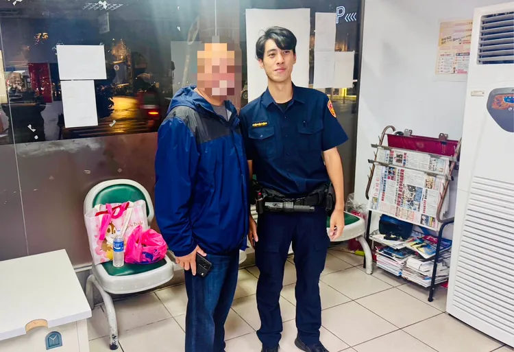 處理的文聖派出所警員與美籍教練合照紀念。翻攝畫面