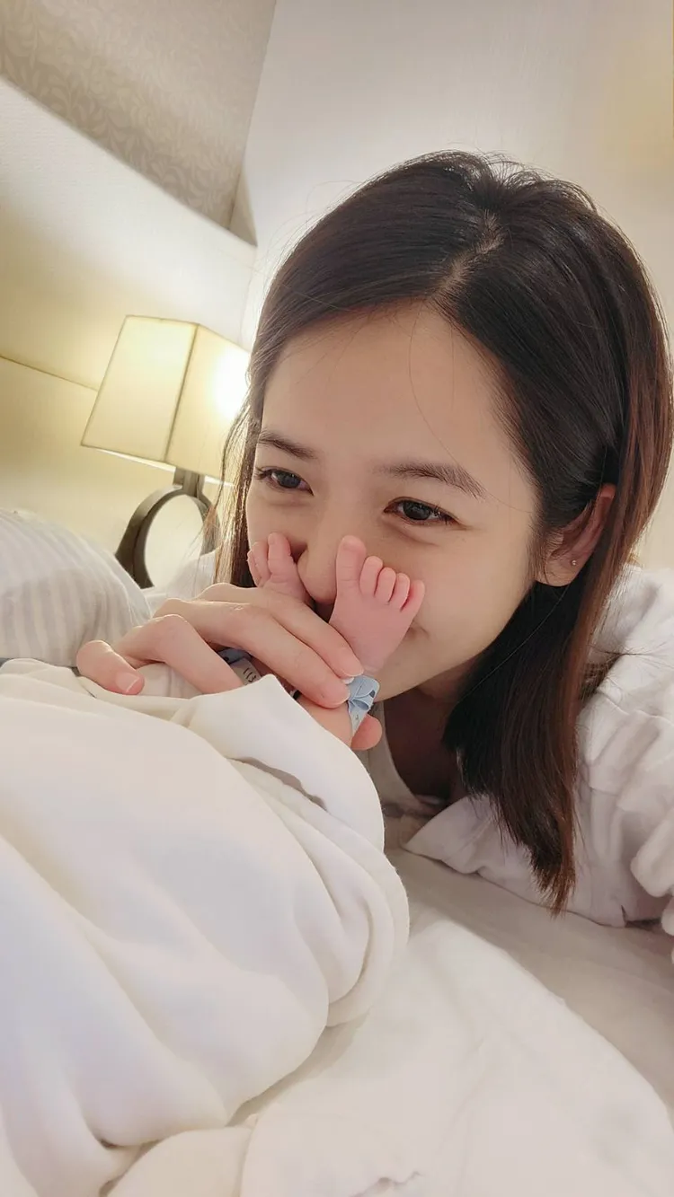 臧芮萱先前聞兒子的小腳，展露為人母的喜悅。臧芮萱提供