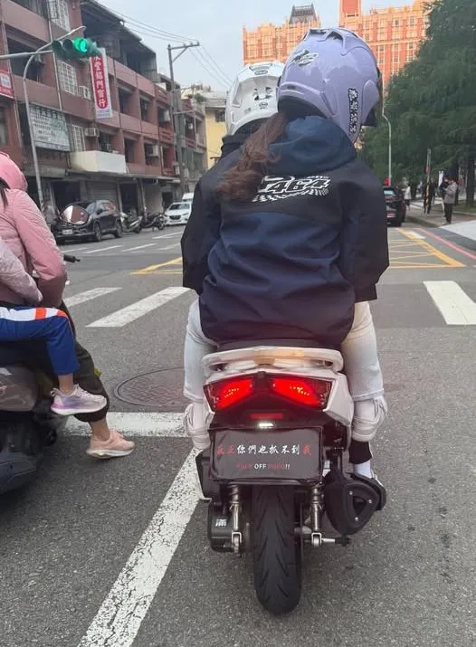 騎士黑布遮車牌停等紅燈為眼尖的網友拍下照片。翻攝臉書爆料公社