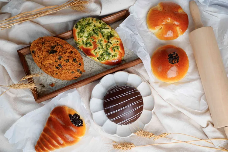 臺味麵包，包含蔥麵包、 紅豆麵包、克林姆麵包、肉鬆麵包、巧克力麵包、螺仔麵包等熱量都不低。業者提供